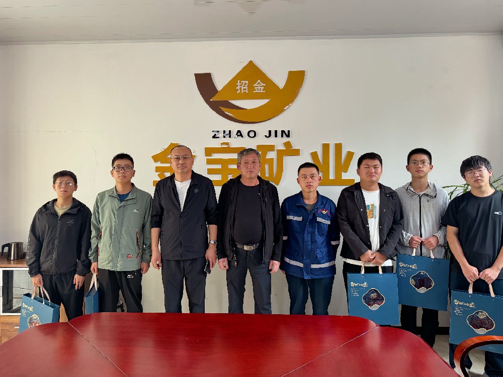 情暖異鄉(xiāng)月  關(guān)懷入人心 ——金寶礦業(yè)領(lǐng)導(dǎo)中秋節(jié)慰問(wèn)外地大學(xué)生員工